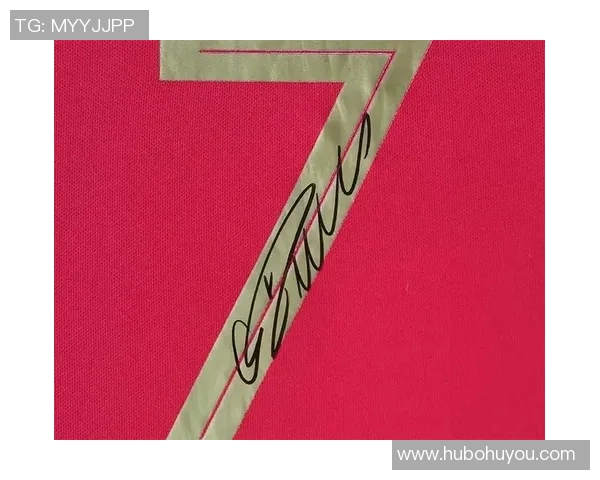 C罗亲笔签名足球明星周边产品热销引发粉丝追捧